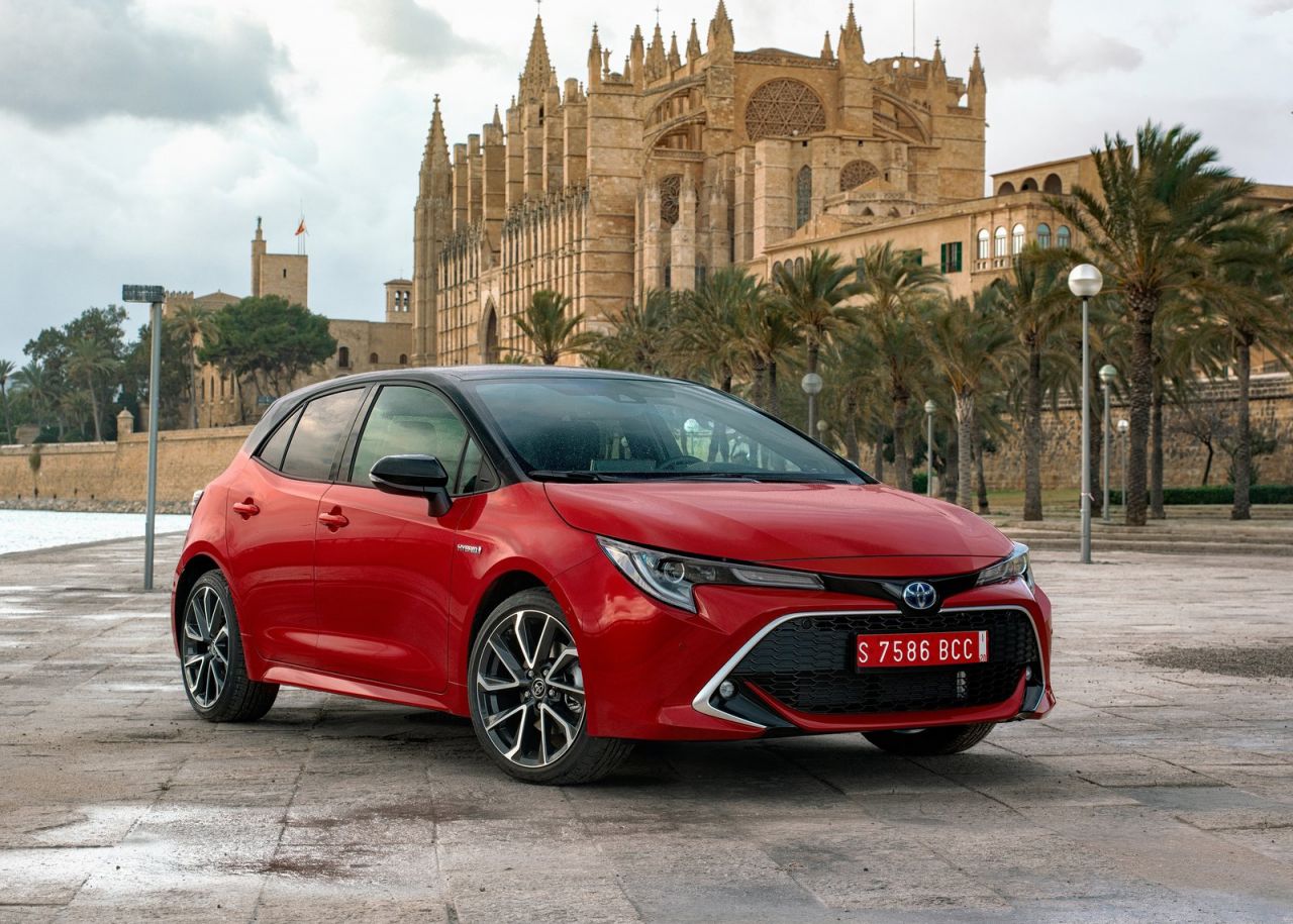  tres variantes de carrocería: Corolla (cinco puertas), Corolla Touring Sports (familiar) y Corolla Sedan (sedán). Todas las versiones son híbridas y tienen la etiqueta medioambiental ECO de la DGT