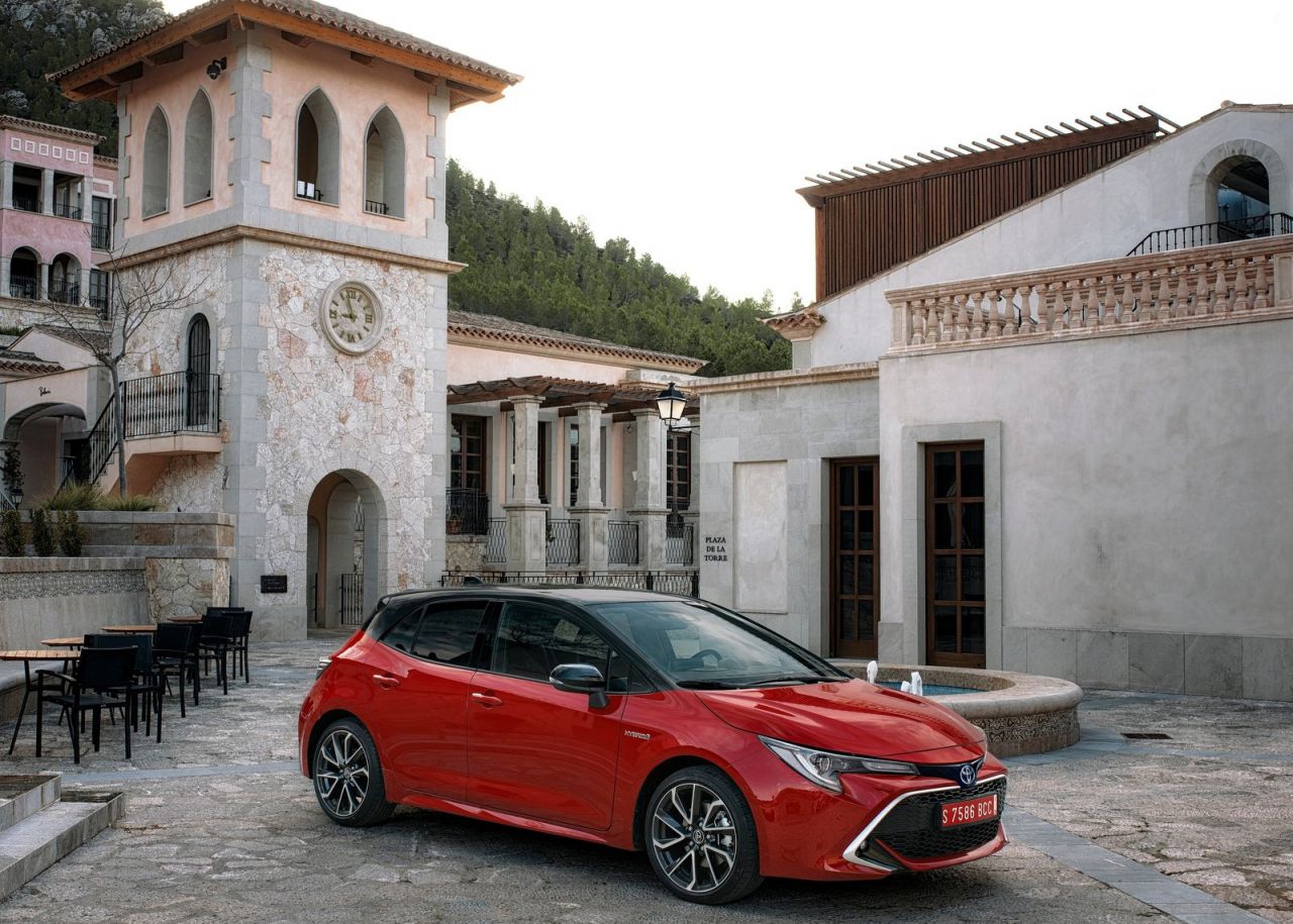  tres variantes de carrocería: Corolla (cinco puertas), Corolla Touring Sports (familiar) y Corolla Sedan (sedán). Todas las versiones son híbridas y tienen la etiqueta medioambiental ECO de la DGT