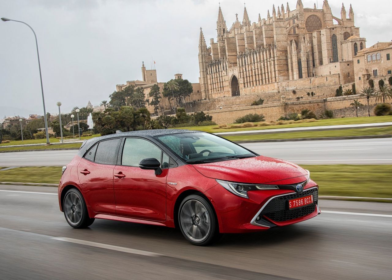  tres variantes de carrocería: Corolla (cinco puertas), Corolla Touring Sports (familiar) y Corolla Sedan (sedán). Todas las versiones son híbridas y tienen la etiqueta medioambiental ECO de la DGT