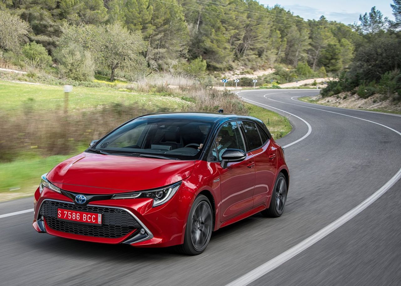  tres variantes de carrocería: Corolla (cinco puertas), Corolla Touring Sports (familiar) y Corolla Sedan (sedán). Todas las versiones son híbridas y tienen la etiqueta medioambiental ECO de la DGT