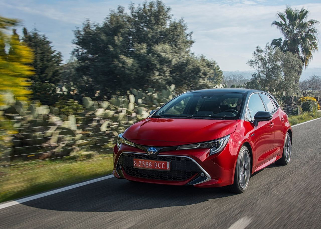  tres variantes de carrocería: Corolla (cinco puertas), Corolla Touring Sports (familiar) y Corolla Sedan (sedán). Todas las versiones son híbridas y tienen la etiqueta medioambiental ECO de la DGT