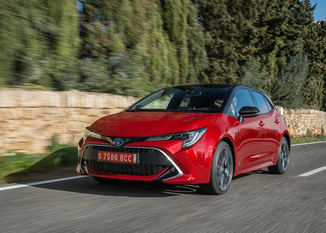  tres variantes de carrocería: Corolla (cinco puertas), Corolla Touring Sports (familiar) y Corolla Sedan (sedán). Todas las versiones son híbridas y tienen la etiqueta medioambiental ECO de la DGT