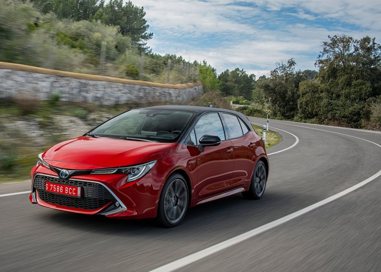  tres variantes de carrocería: Corolla (cinco puertas), Corolla Touring Sports (familiar) y Corolla Sedan (sedán). Todas las versiones son híbridas y tienen la etiqueta medioambiental ECO de la DGT