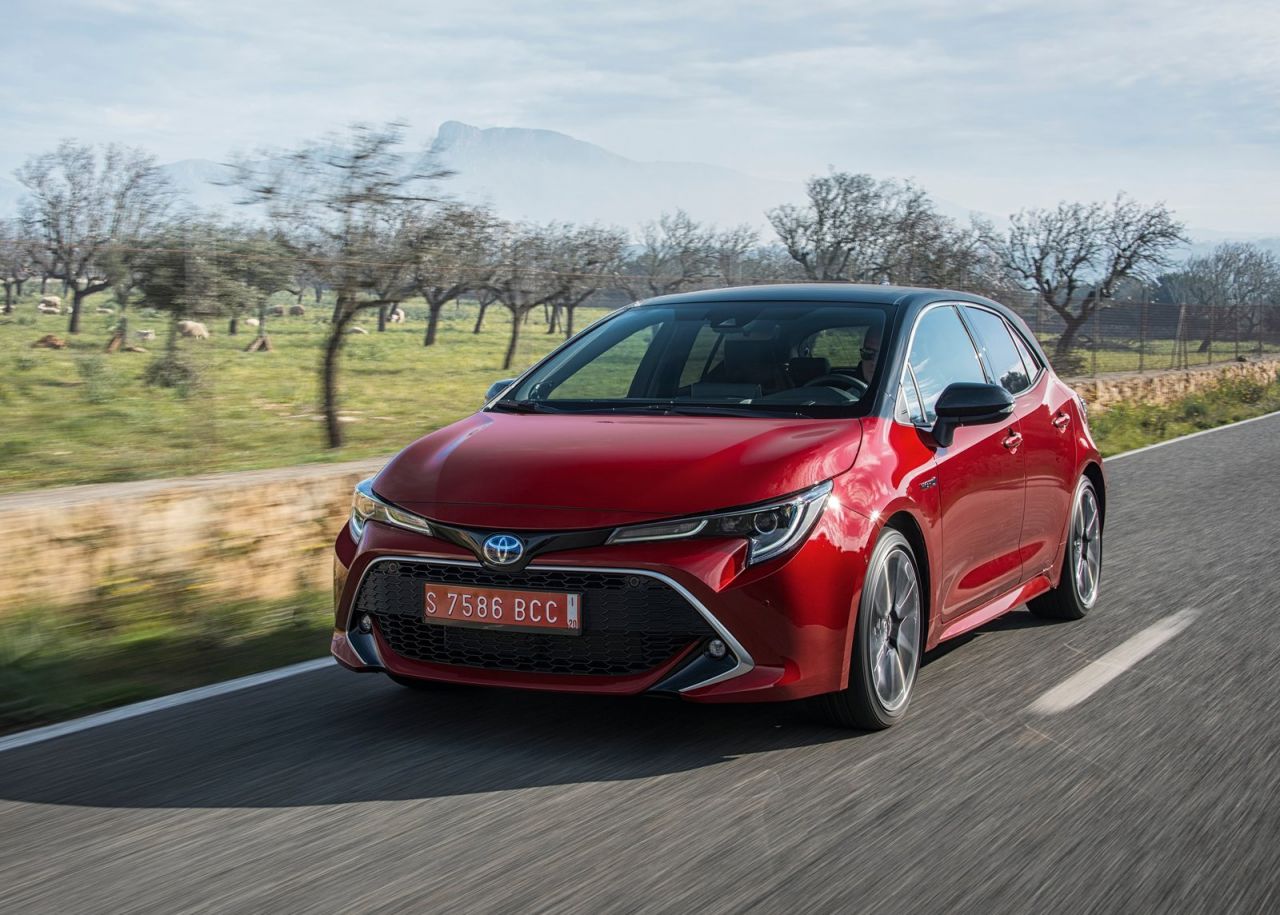  tres variantes de carrocería: Corolla (cinco puertas), Corolla Touring Sports (familiar) y Corolla Sedan (sedán). Todas las versiones son híbridas y tienen la etiqueta medioambiental ECO de la DGT