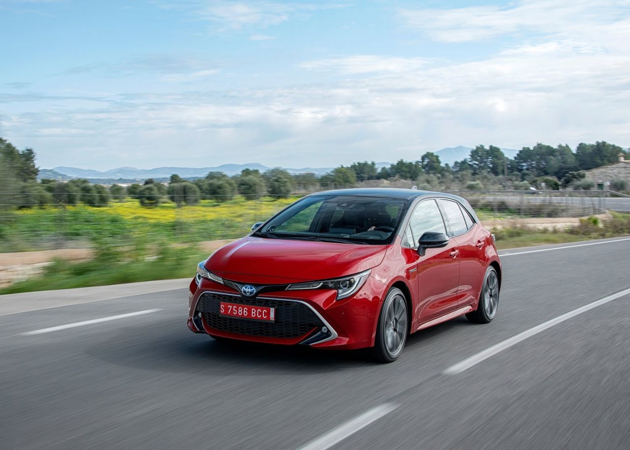  tres variantes de carrocería: Corolla (cinco puertas), Corolla Touring Sports (familiar) y Corolla Sedan (sedán). Todas las versiones son híbridas y tienen la etiqueta medioambiental ECO de la DGT