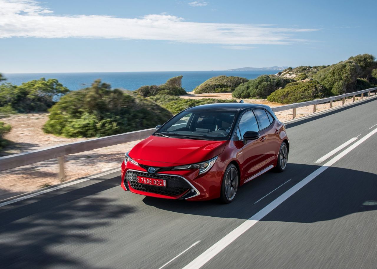  tres variantes de carrocería: Corolla (cinco puertas), Corolla Touring Sports (familiar) y Corolla Sedan (sedán). Todas las versiones son híbridas y tienen la etiqueta medioambiental ECO de la DGT