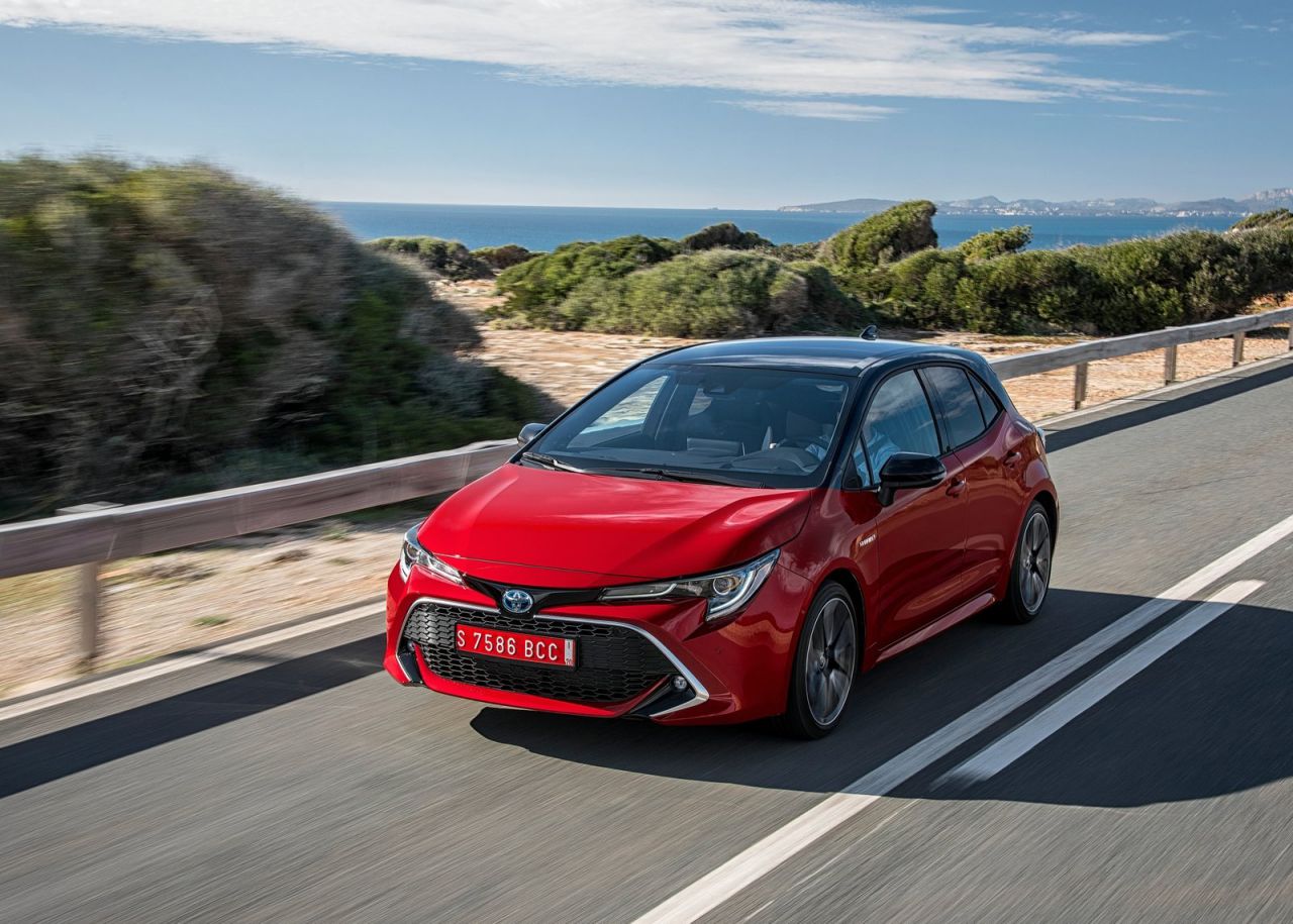  tres variantes de carrocería: Corolla (cinco puertas), Corolla Touring Sports (familiar) y Corolla Sedan (sedán). Todas las versiones son híbridas y tienen la etiqueta medioambiental ECO de la DGT