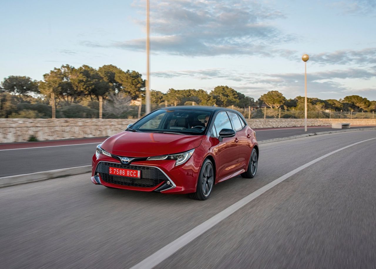  tres variantes de carrocería: Corolla (cinco puertas), Corolla Touring Sports (familiar) y Corolla Sedan (sedán). Todas las versiones son híbridas y tienen la etiqueta medioambiental ECO de la DGT