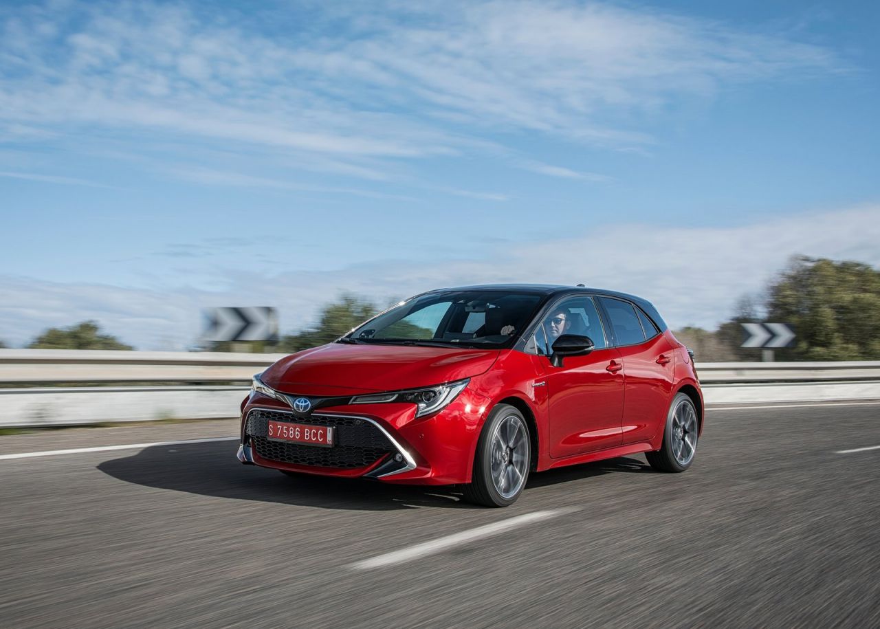  tres variantes de carrocería: Corolla (cinco puertas), Corolla Touring Sports (familiar) y Corolla Sedan (sedán). Todas las versiones son híbridas y tienen la etiqueta medioambiental ECO de la DGT