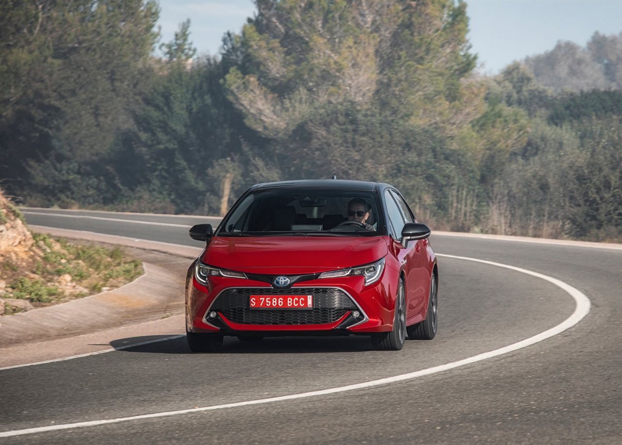  tres variantes de carrocería: Corolla (cinco puertas), Corolla Touring Sports (familiar) y Corolla Sedan (sedán). Todas las versiones son híbridas y tienen la etiqueta medioambiental ECO de la DGT