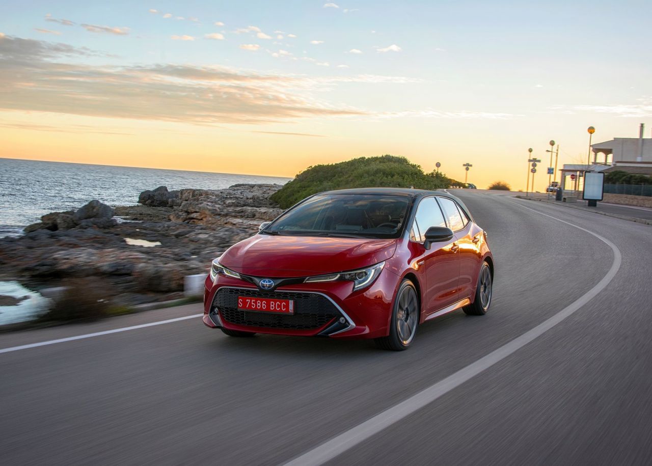  tres variantes de carrocería: Corolla (cinco puertas), Corolla Touring Sports (familiar) y Corolla Sedan (sedán). Todas las versiones son híbridas y tienen la etiqueta medioambiental ECO de la DGT