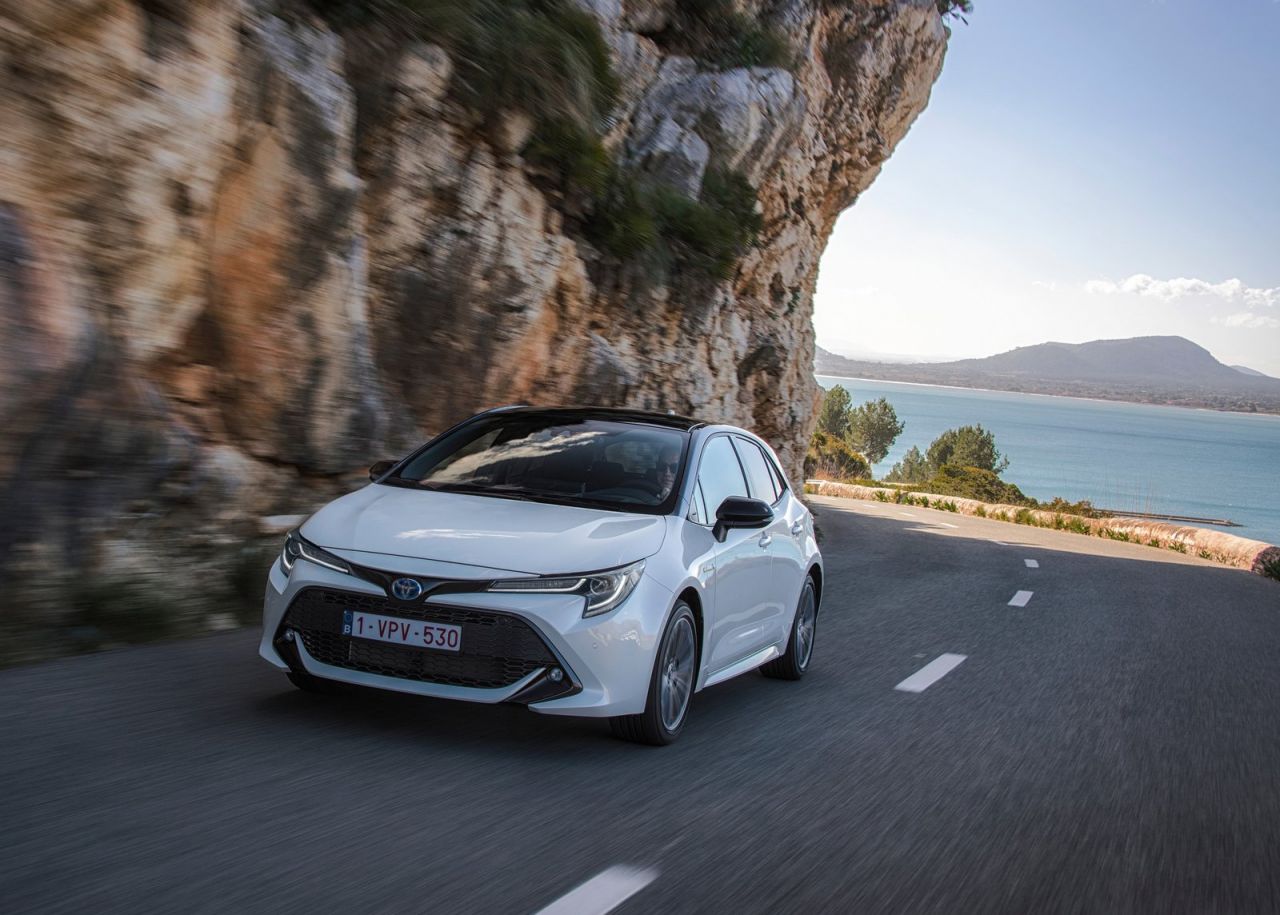  tres variantes de carrocería: Corolla (cinco puertas), Corolla Touring Sports (familiar) y Corolla Sedan (sedán). Todas las versiones son híbridas y tienen la etiqueta medioambiental ECO de la DGT