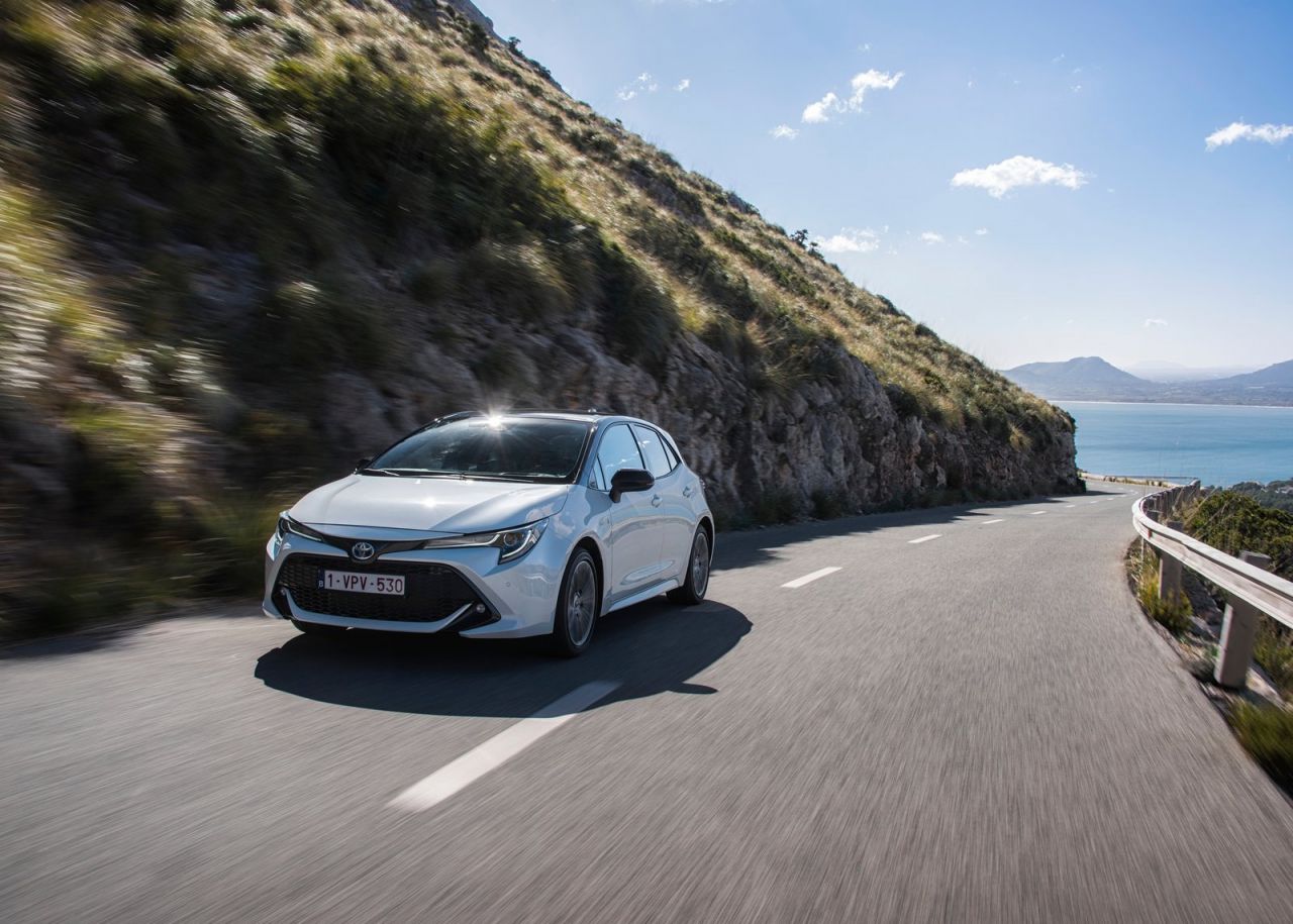  tres variantes de carrocería: Corolla (cinco puertas), Corolla Touring Sports (familiar) y Corolla Sedan (sedán). Todas las versiones son híbridas y tienen la etiqueta medioambiental ECO de la DGT