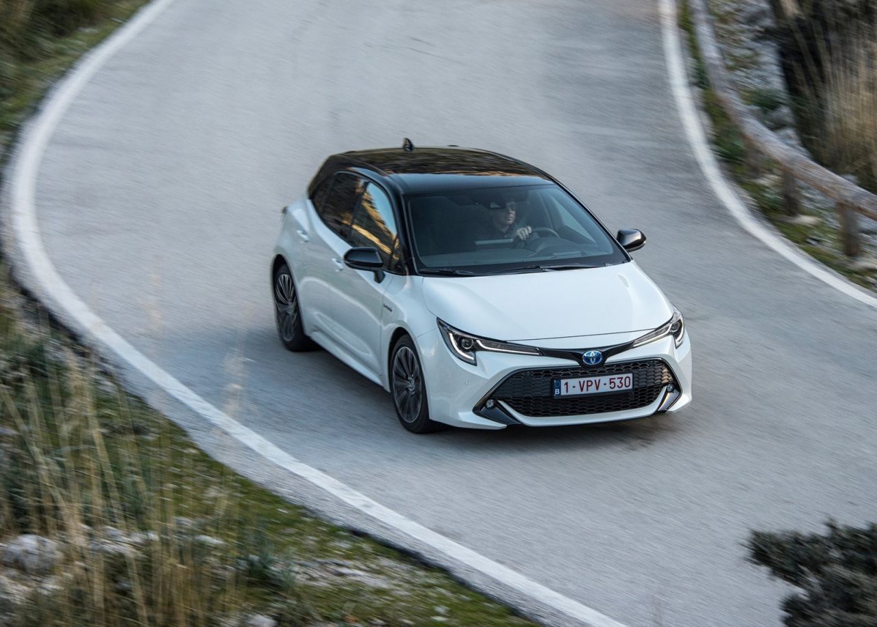  tres variantes de carrocería: Corolla (cinco puertas), Corolla Touring Sports (familiar) y Corolla Sedan (sedán). Todas las versiones son híbridas y tienen la etiqueta medioambiental ECO de la DGT