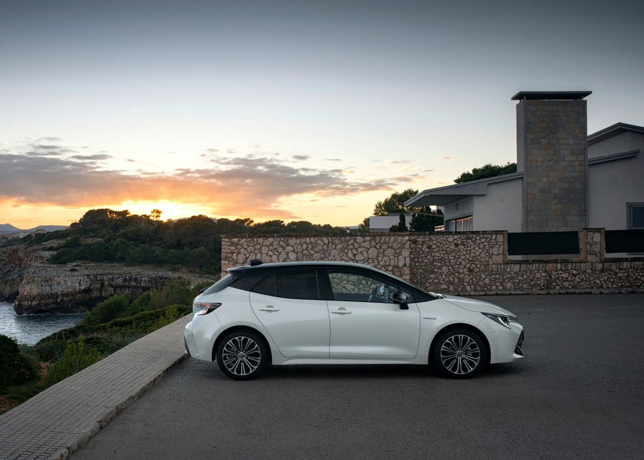  tres variantes de carrocería: Corolla (cinco puertas), Corolla Touring Sports (familiar) y Corolla Sedan (sedán). Todas las versiones son híbridas y tienen la etiqueta medioambiental ECO de la DGT