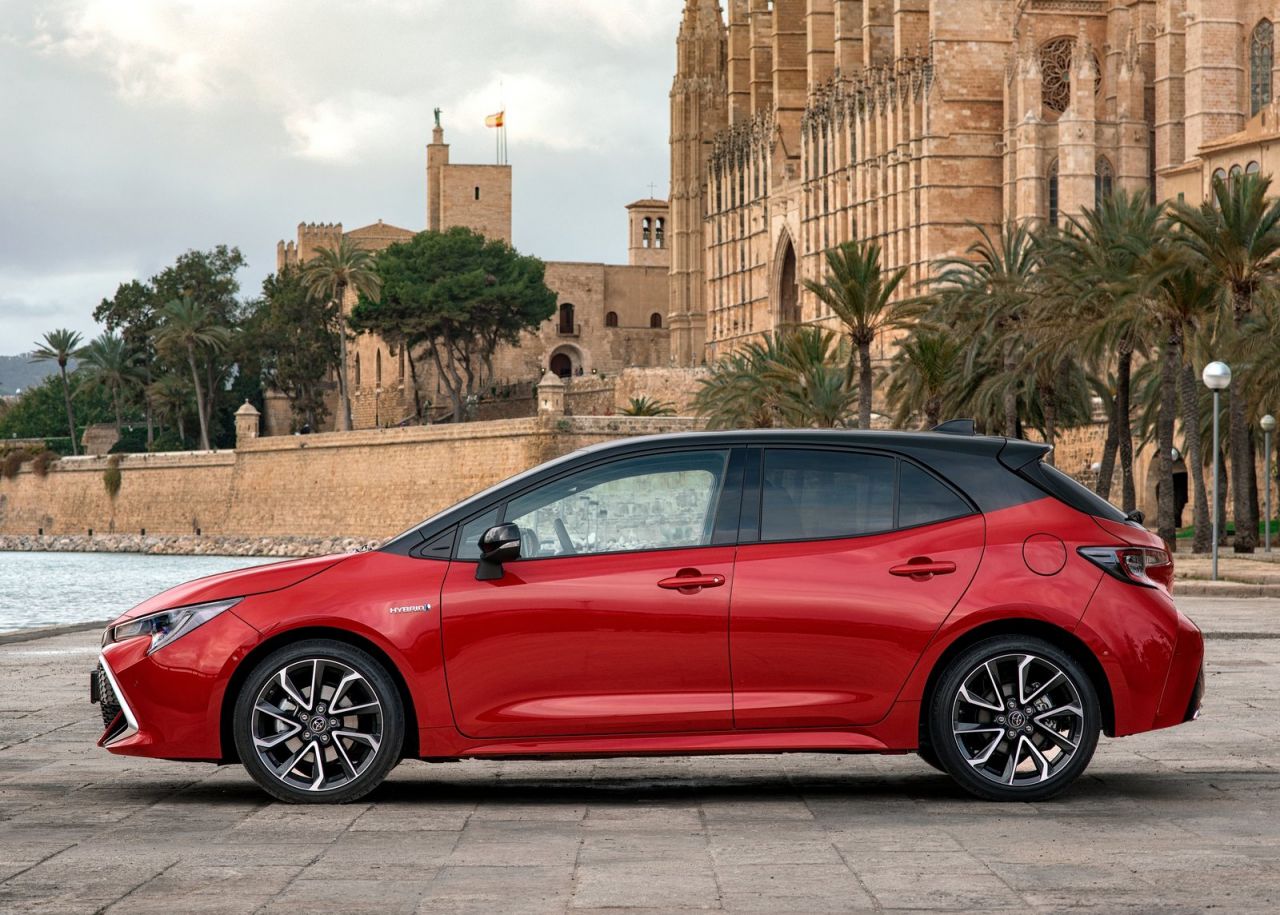  tres variantes de carrocería: Corolla (cinco puertas), Corolla Touring Sports (familiar) y Corolla Sedan (sedán). Todas las versiones son híbridas y tienen la etiqueta medioambiental ECO de la DGT