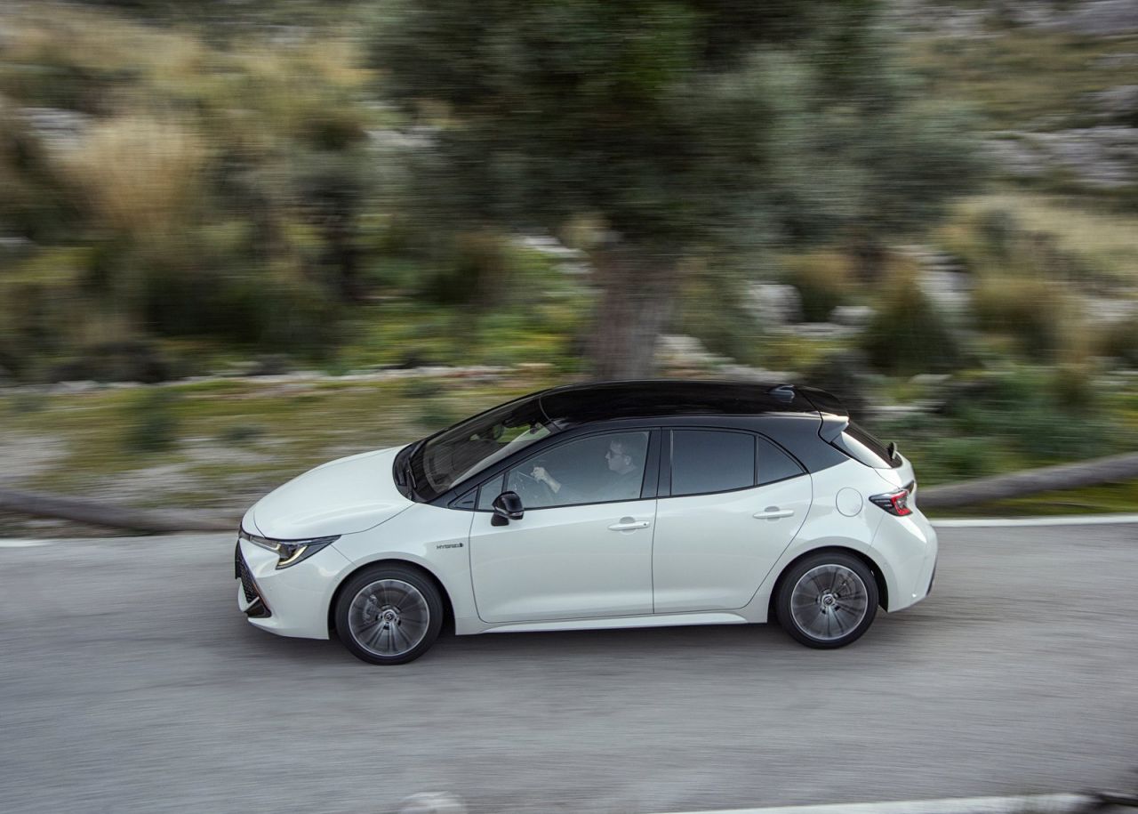  tres variantes de carrocería: Corolla (cinco puertas), Corolla Touring Sports (familiar) y Corolla Sedan (sedán). Todas las versiones son híbridas y tienen la etiqueta medioambiental ECO de la DGT