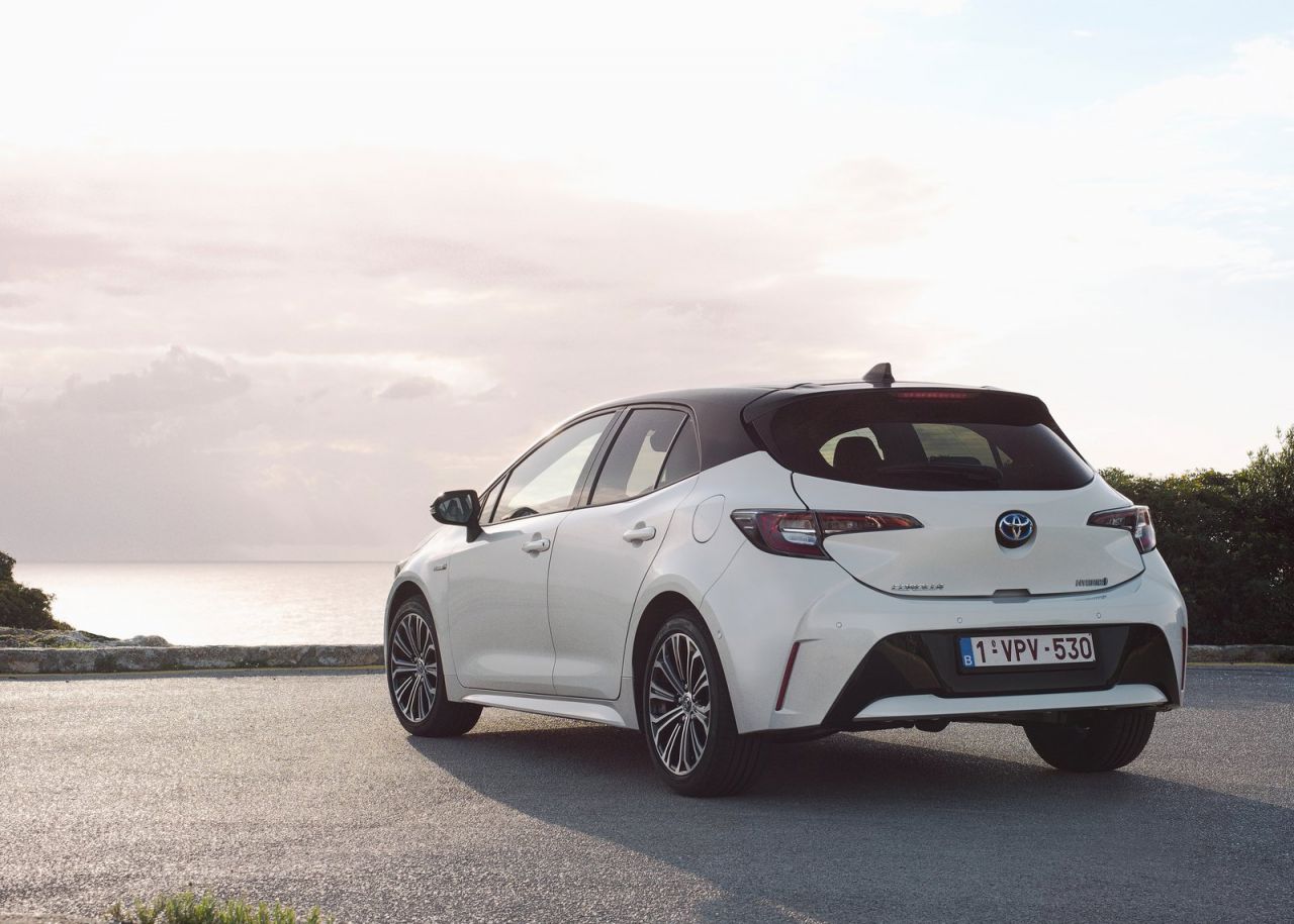  tres variantes de carrocería: Corolla (cinco puertas), Corolla Touring Sports (familiar) y Corolla Sedan (sedán). Todas las versiones son híbridas y tienen la etiqueta medioambiental ECO de la DGT