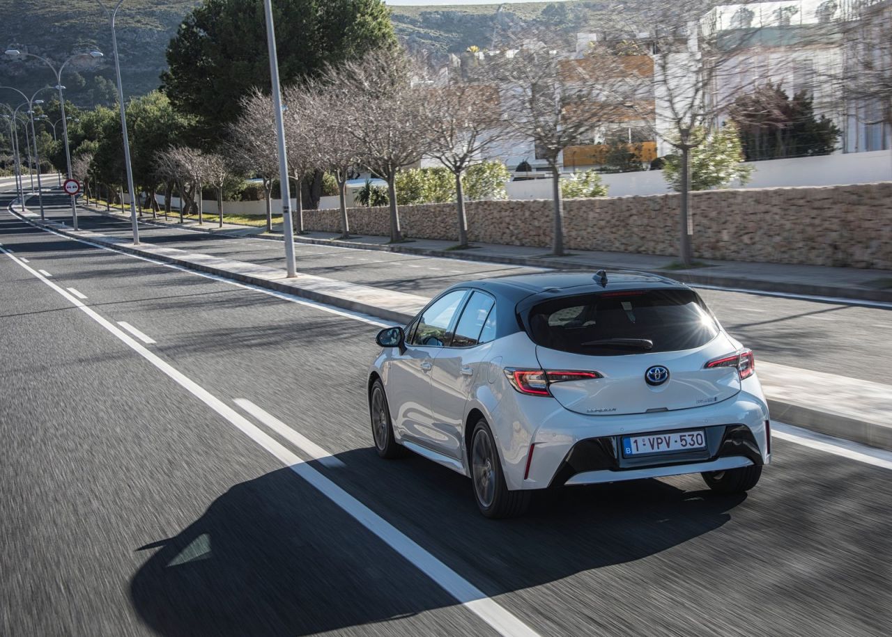  tres variantes de carrocería: Corolla (cinco puertas), Corolla Touring Sports (familiar) y Corolla Sedan (sedán). Todas las versiones son híbridas y tienen la etiqueta medioambiental ECO de la DGT