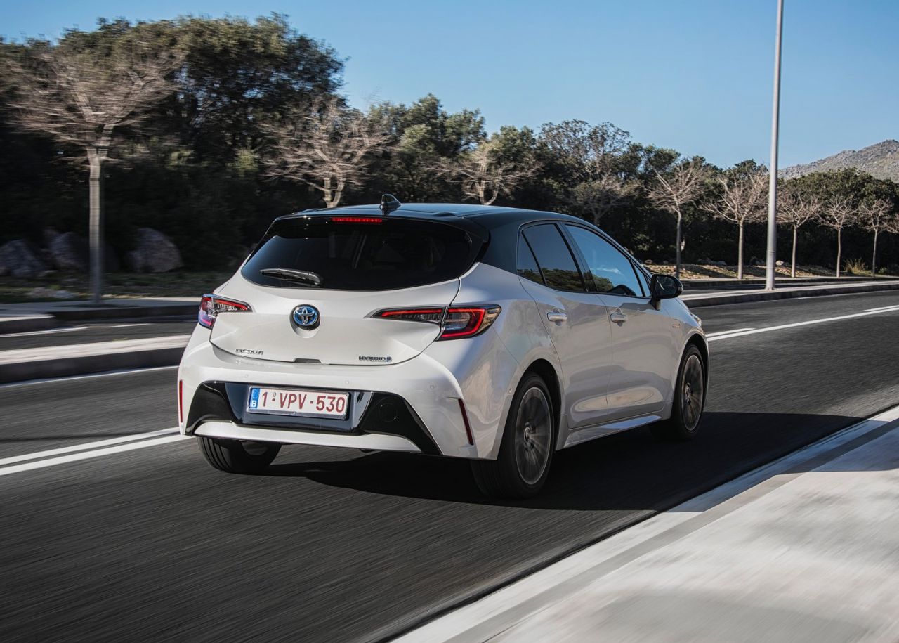  tres variantes de carrocería: Corolla (cinco puertas), Corolla Touring Sports (familiar) y Corolla Sedan (sedán). Todas las versiones son híbridas y tienen la etiqueta medioambiental ECO de la DGT