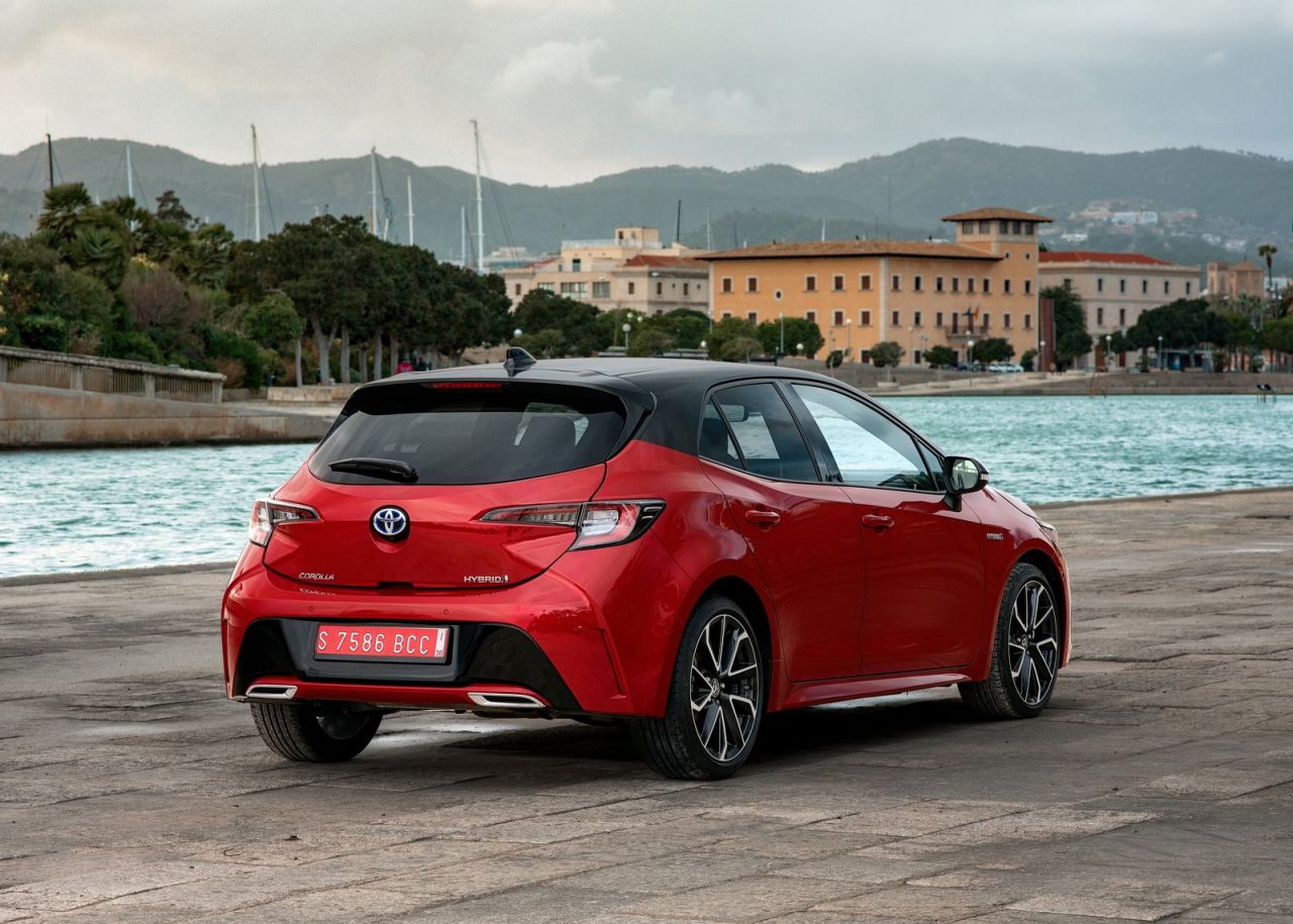  tres variantes de carrocería: Corolla (cinco puertas), Corolla Touring Sports (familiar) y Corolla Sedan (sedán). Todas las versiones son híbridas y tienen la etiqueta medioambiental ECO de la DGT