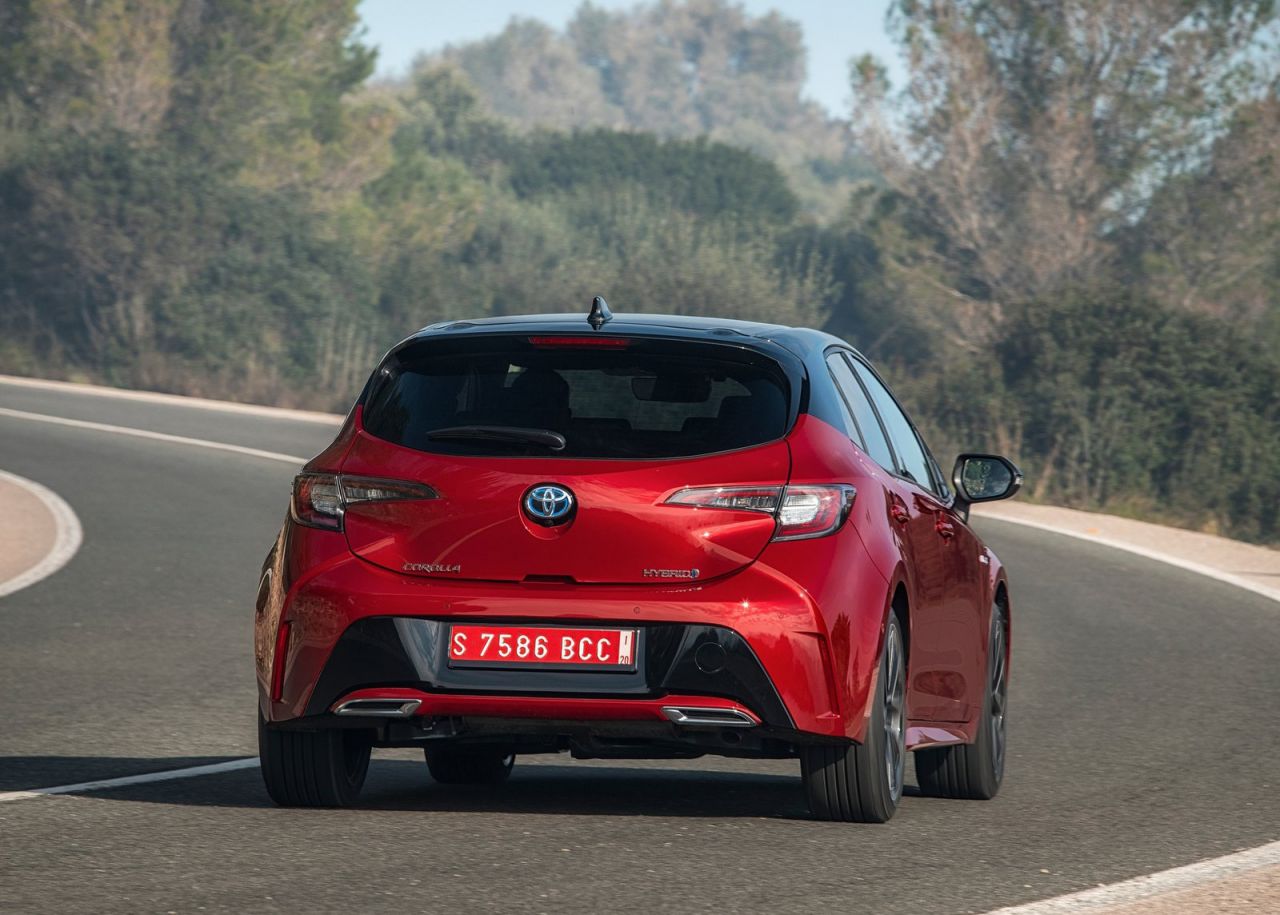  tres variantes de carrocería: Corolla (cinco puertas), Corolla Touring Sports (familiar) y Corolla Sedan (sedán). Todas las versiones son híbridas y tienen la etiqueta medioambiental ECO de la DGT