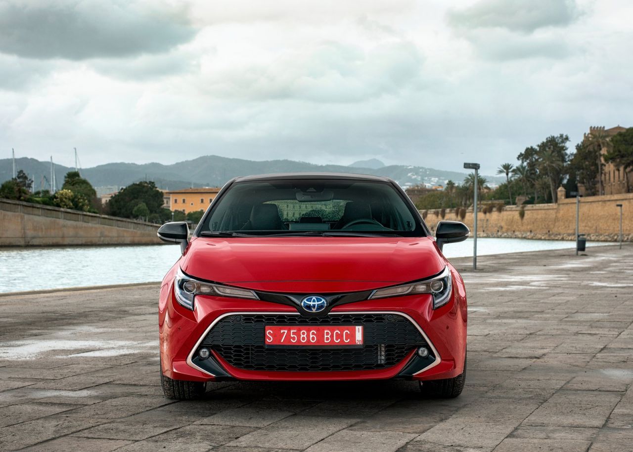  tres variantes de carrocería: Corolla (cinco puertas), Corolla Touring Sports (familiar) y Corolla Sedan (sedán). Todas las versiones son híbridas y tienen la etiqueta medioambiental ECO de la DGT