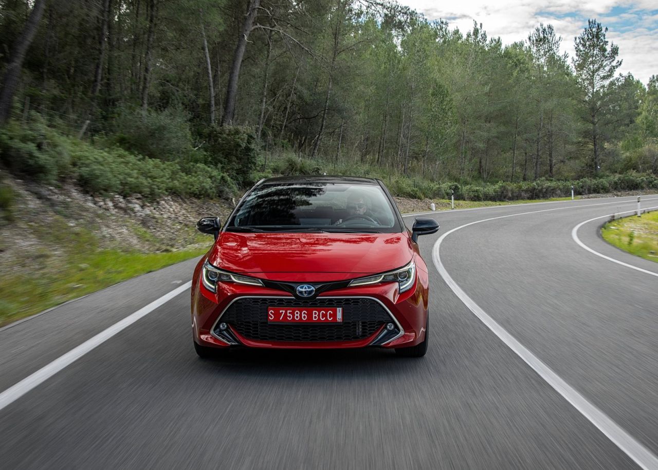  tres variantes de carrocería: Corolla (cinco puertas), Corolla Touring Sports (familiar) y Corolla Sedan (sedán). Todas las versiones son híbridas y tienen la etiqueta medioambiental ECO de la DGT