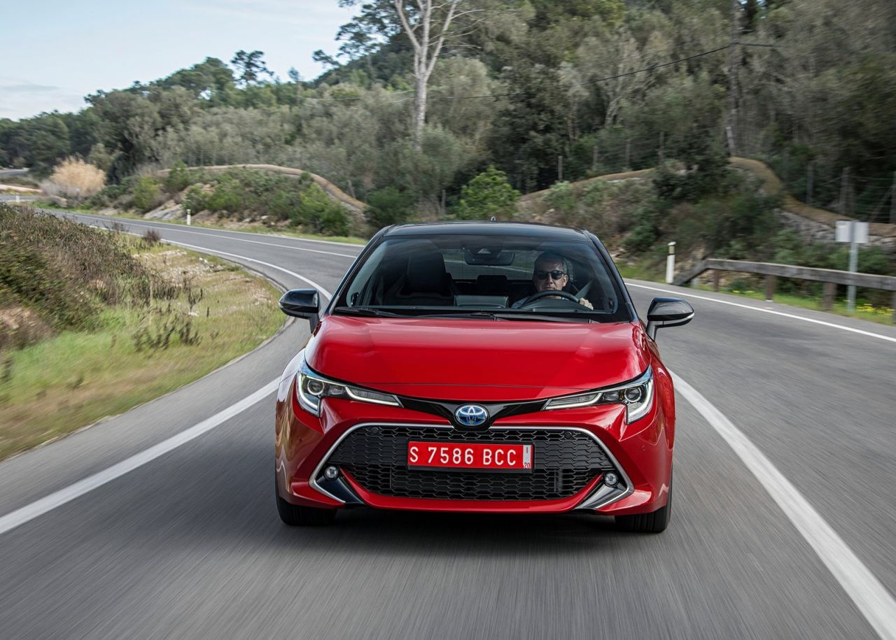  tres variantes de carrocería: Corolla (cinco puertas), Corolla Touring Sports (familiar) y Corolla Sedan (sedán). Todas las versiones son híbridas y tienen la etiqueta medioambiental ECO de la DGT