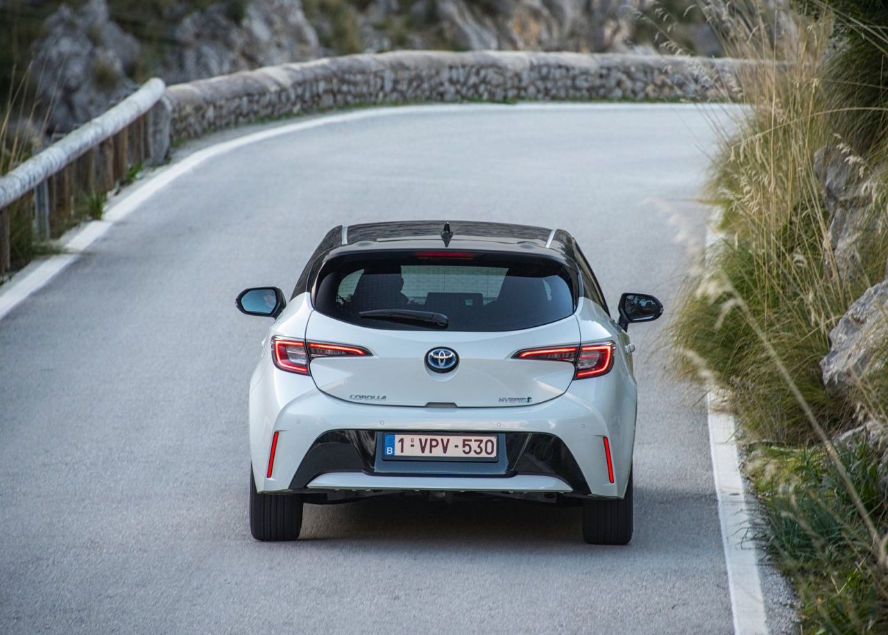  tres variantes de carrocería: Corolla (cinco puertas), Corolla Touring Sports (familiar) y Corolla Sedan (sedán). Todas las versiones son híbridas y tienen la etiqueta medioambiental ECO de la DGT