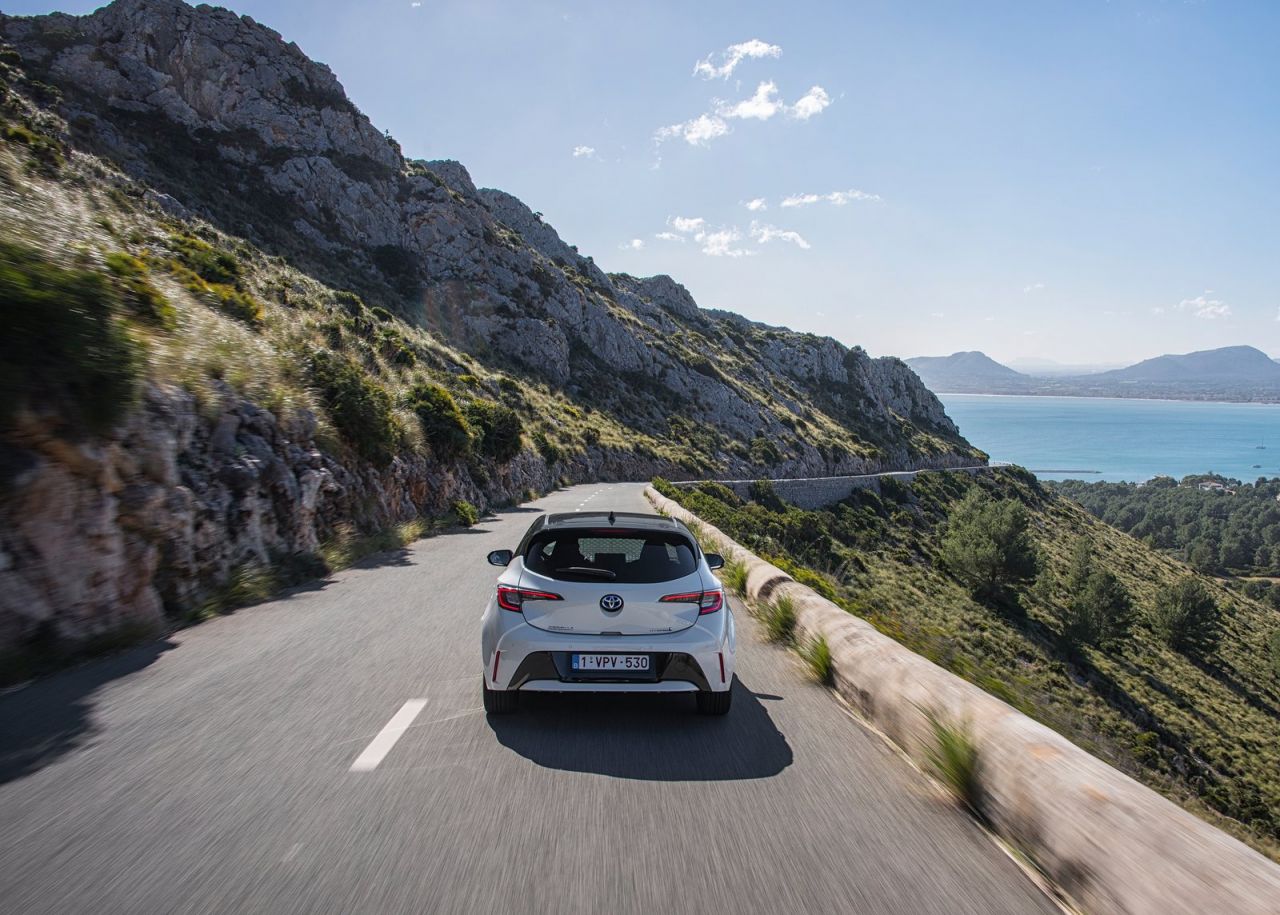  tres variantes de carrocería: Corolla (cinco puertas), Corolla Touring Sports (familiar) y Corolla Sedan (sedán). Todas las versiones son híbridas y tienen la etiqueta medioambiental ECO de la DGT