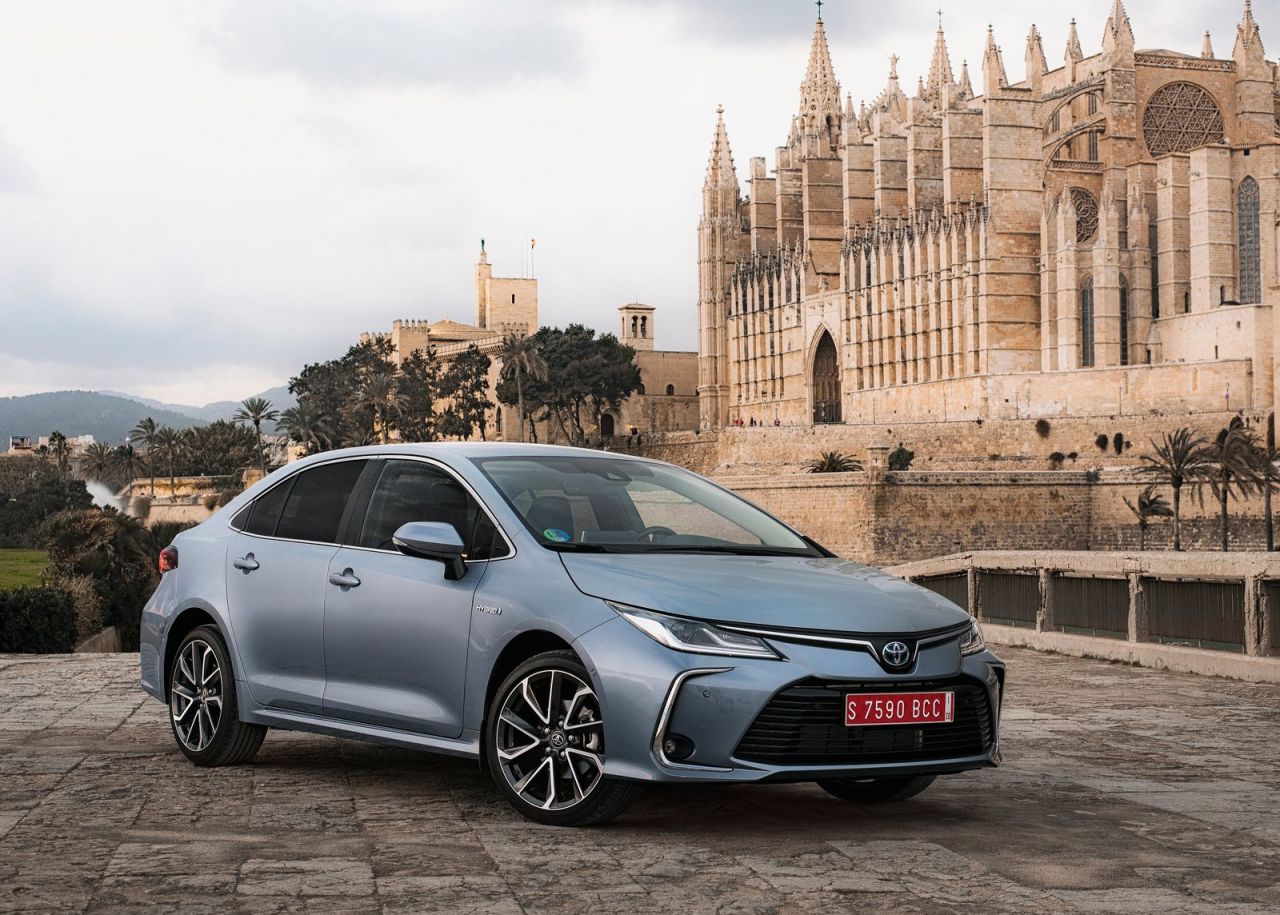 se ofrece con tres carrocerías y con dos motorizaciones híbridas de 122 CV (125H) o 180 CV (180H).