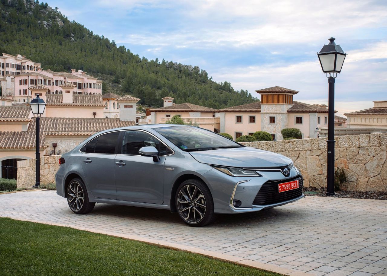 se ofrece con tres carrocerías y con dos motorizaciones híbridas de 122 CV (125H) o 180 CV (180H).