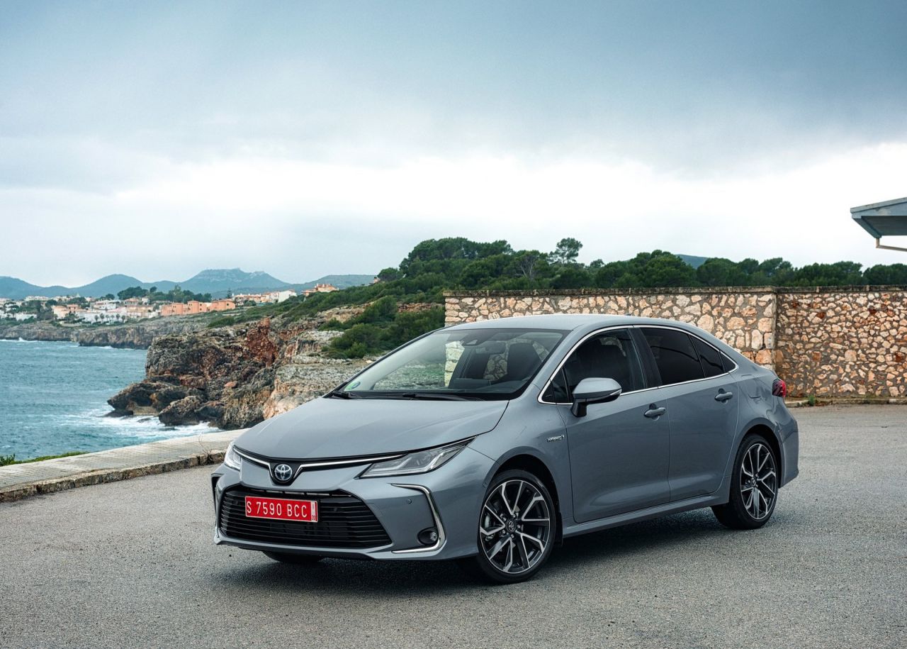 se ofrece con tres carrocerías y con dos motorizaciones híbridas de 122 CV (125H) o 180 CV (180H).