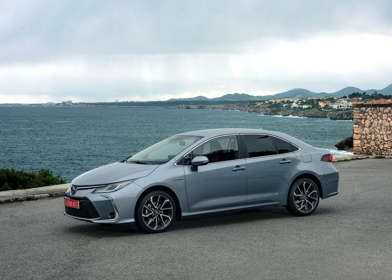 se ofrece con tres carrocerías y con dos motorizaciones híbridas de 122 CV (125H) o 180 CV (180H).