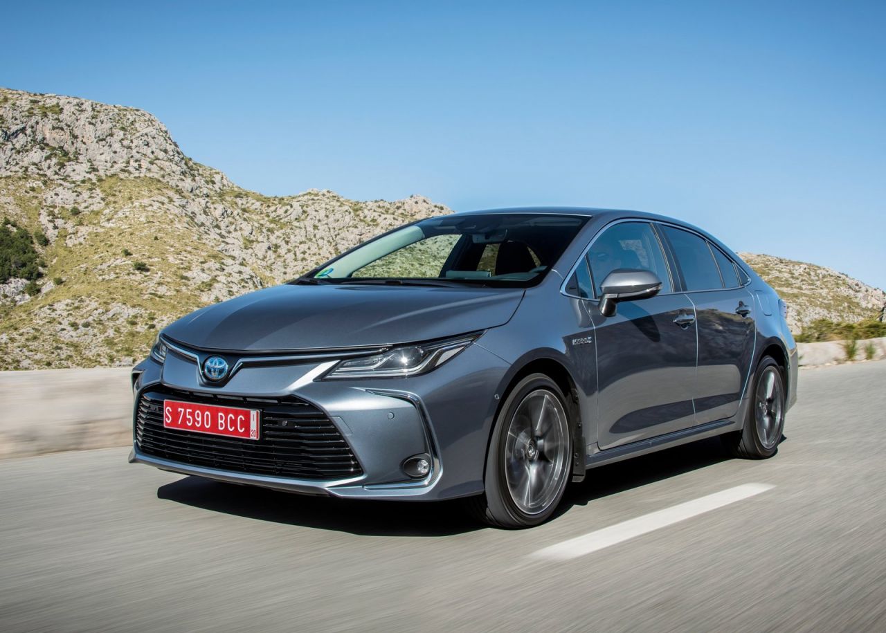 se ofrece con tres carrocerías y con dos motorizaciones híbridas de 122 CV (125H) o 180 CV (180H).