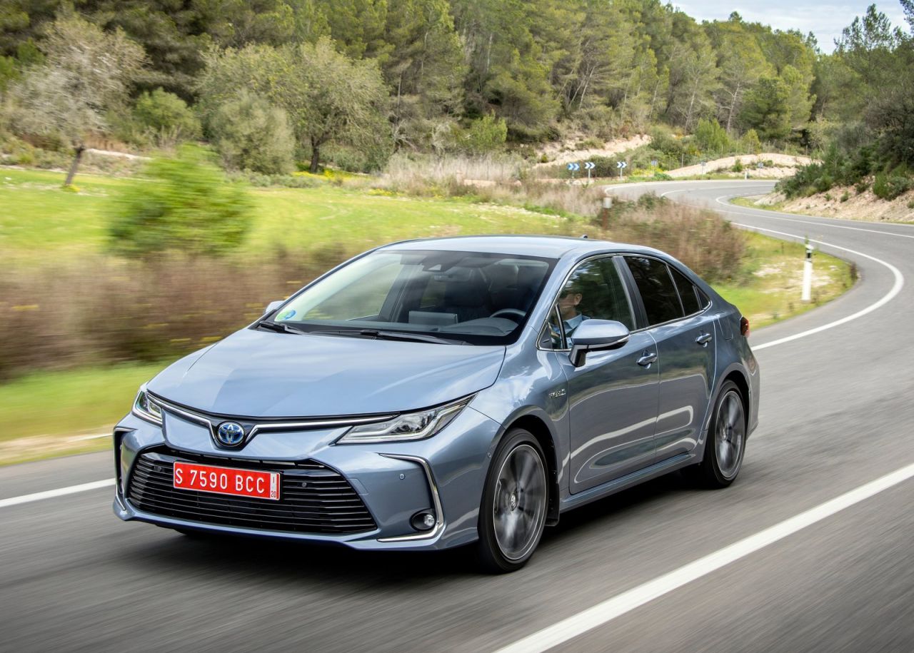 se ofrece con tres carrocerías y con dos motorizaciones híbridas de 122 CV (125H) o 180 CV (180H).