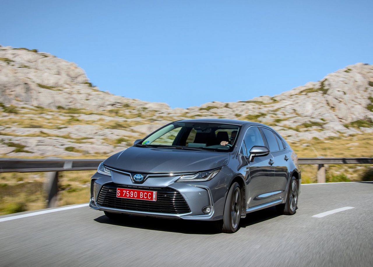 se ofrece con tres carrocerías y con dos motorizaciones híbridas de 122 CV (125H) o 180 CV (180H).