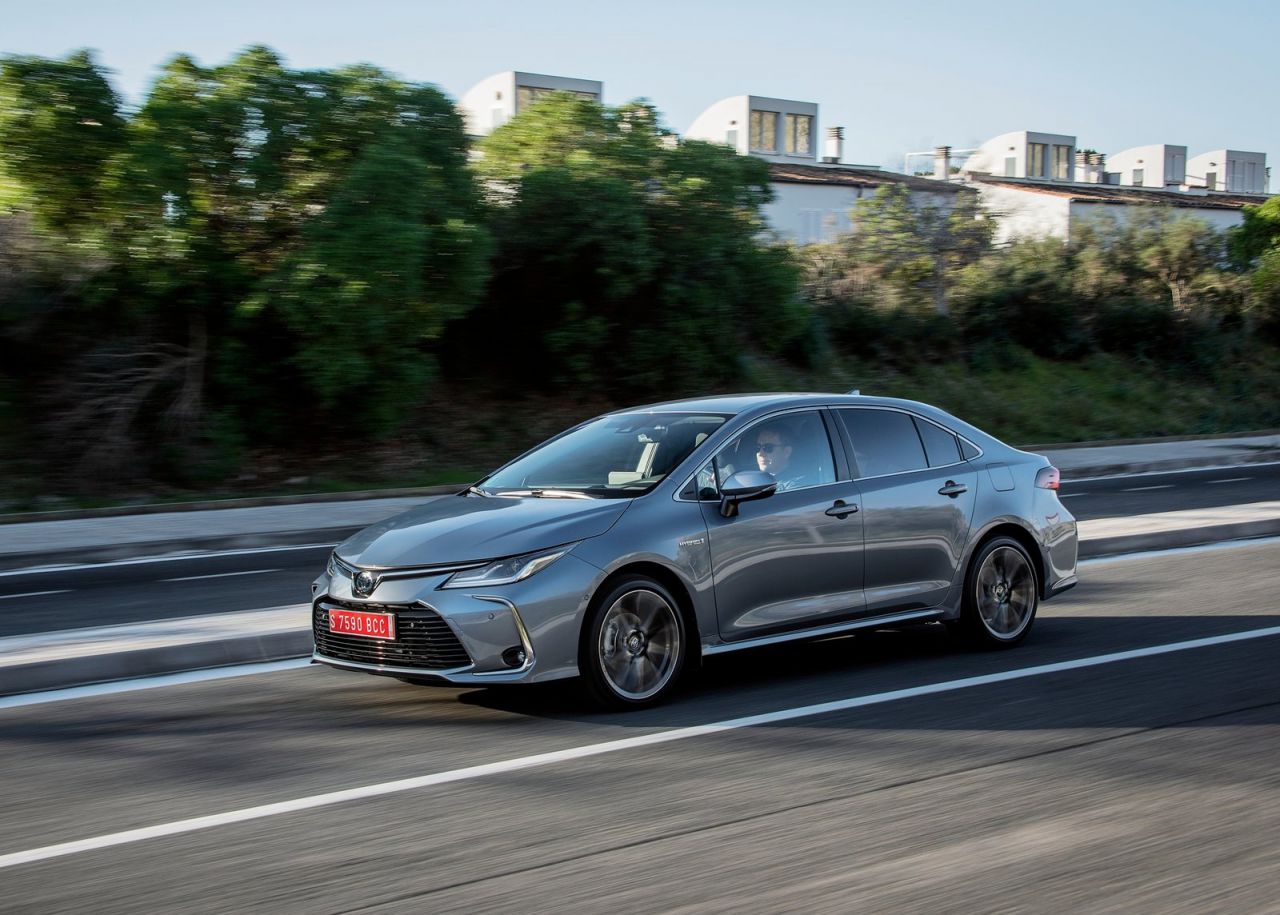 se ofrece con tres carrocerías y con dos motorizaciones híbridas de 122 CV (125H) o 180 CV (180H).