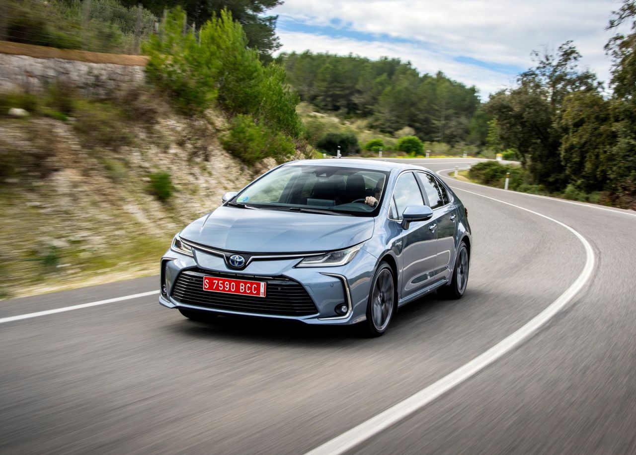 se ofrece con tres carrocerías y con dos motorizaciones híbridas de 122 CV (125H) o 180 CV (180H).