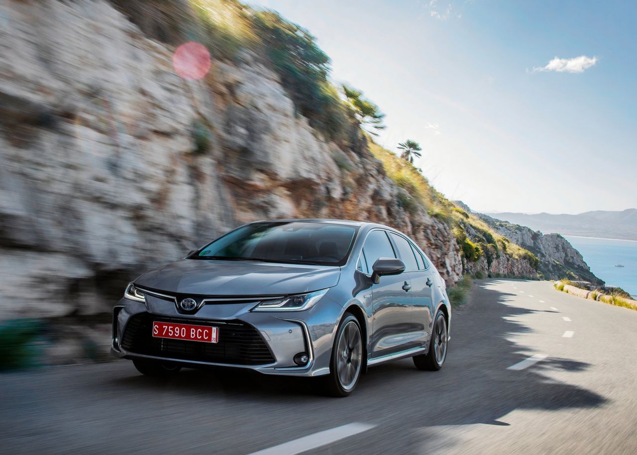 se ofrece con tres carrocerías y con dos motorizaciones híbridas de 122 CV (125H) o 180 CV (180H).