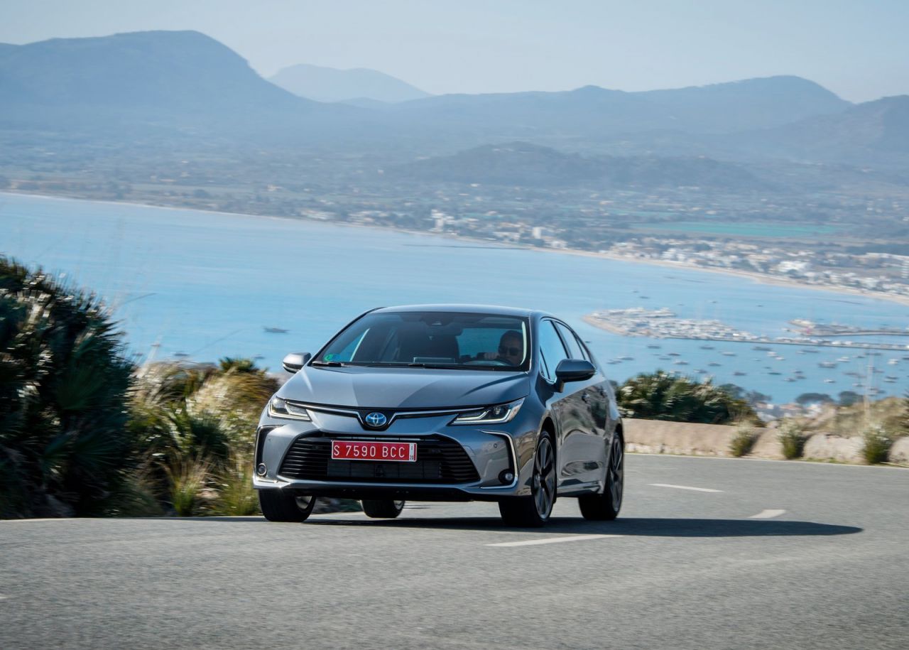 se ofrece con tres carrocerías y con dos motorizaciones híbridas de 122 CV (125H) o 180 CV (180H).