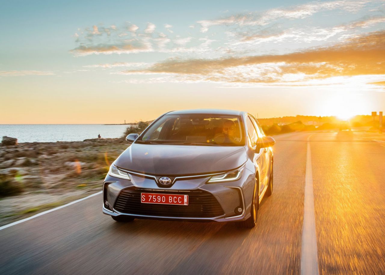 se ofrece con tres carrocerías y con dos motorizaciones híbridas de 122 CV (125H) o 180 CV (180H).