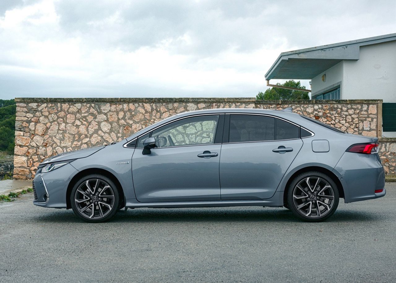 se ofrece con tres carrocerías y con dos motorizaciones híbridas de 122 CV (125H) o 180 CV (180H).