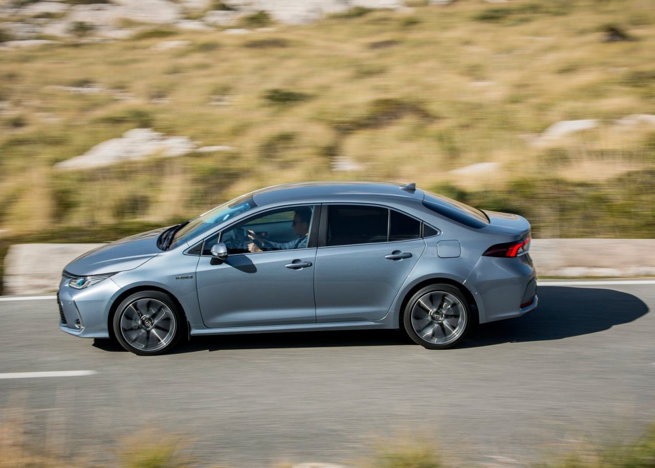 se ofrece con tres carrocerías y con dos motorizaciones híbridas de 122 CV (125H) o 180 CV (180H).