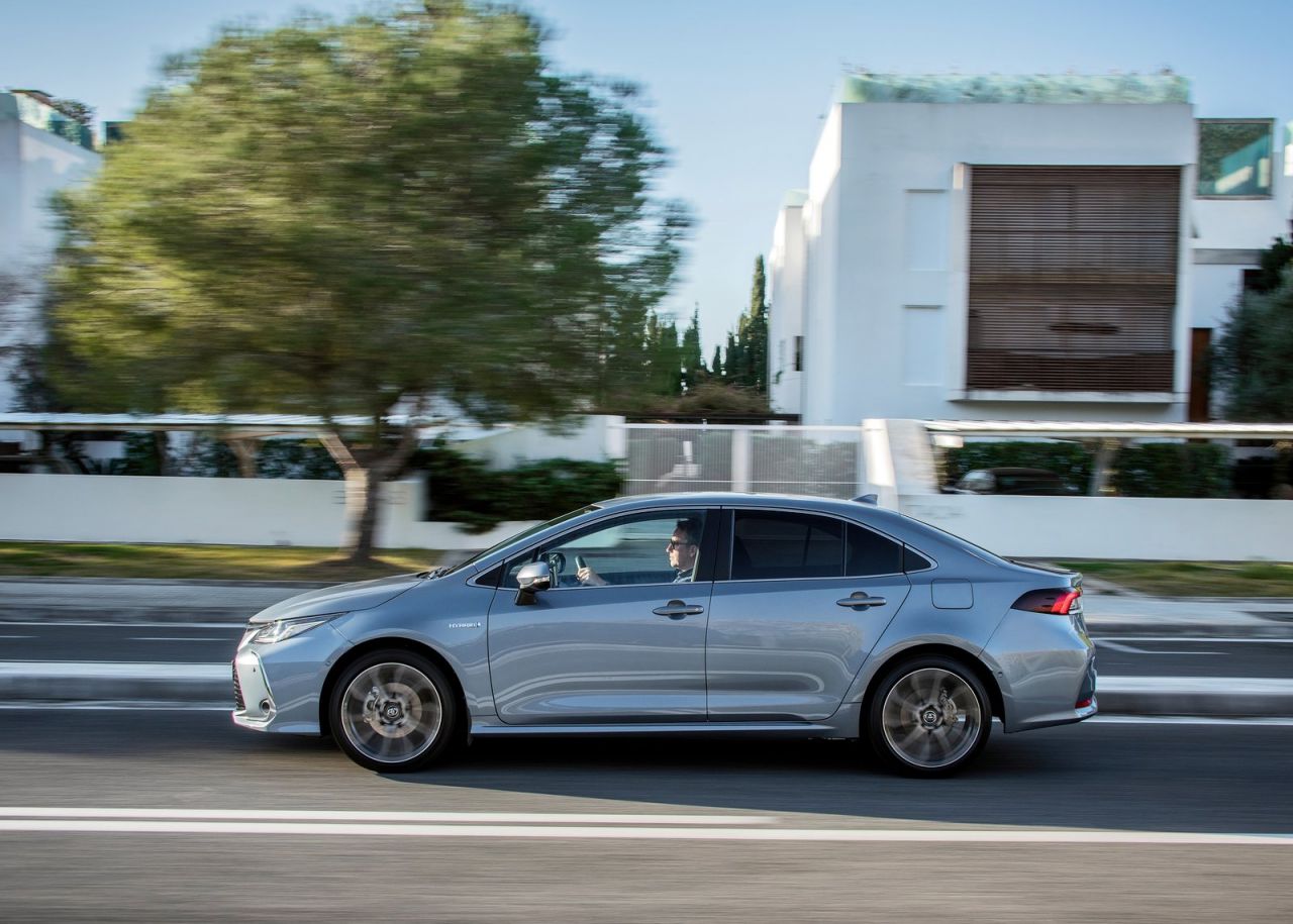 se ofrece con tres carrocerías y con dos motorizaciones híbridas de 122 CV (125H) o 180 CV (180H).