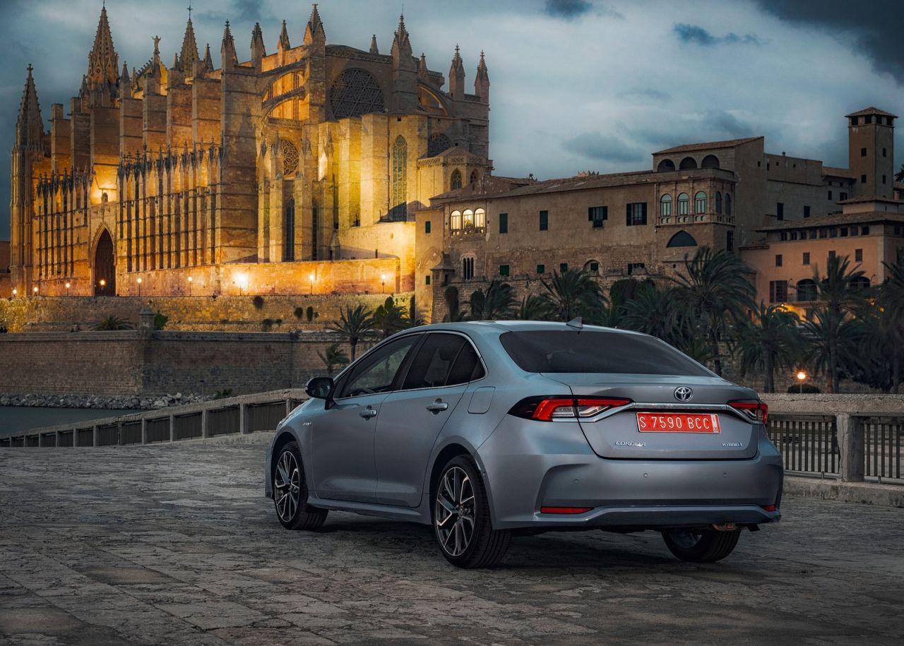 se ofrece con tres carrocerías y con dos motorizaciones híbridas de 122 CV (125H) o 180 CV (180H).