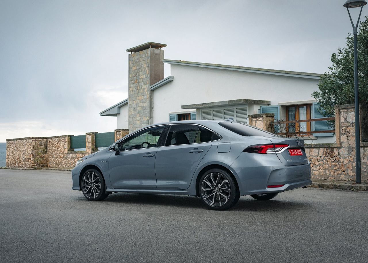 se ofrece con tres carrocerías y con dos motorizaciones híbridas de 122 CV (125H) o 180 CV (180H).