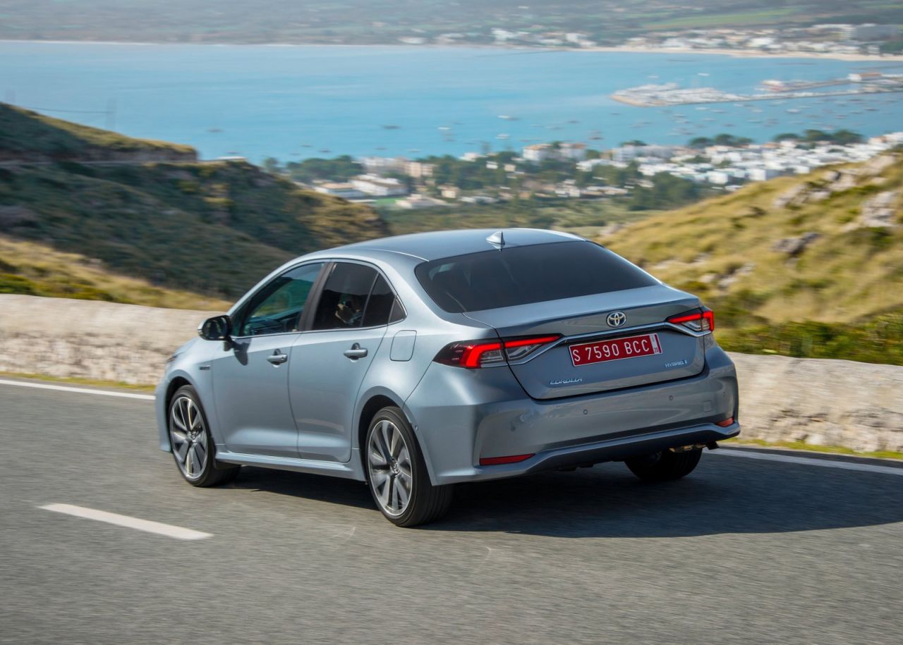 se ofrece con tres carrocerías y con dos motorizaciones híbridas de 122 CV (125H) o 180 CV (180H).