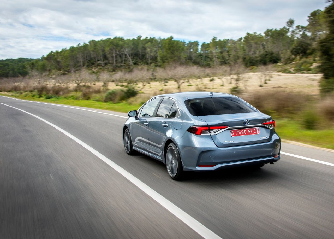 se ofrece con tres carrocerías y con dos motorizaciones híbridas de 122 CV (125H) o 180 CV (180H).